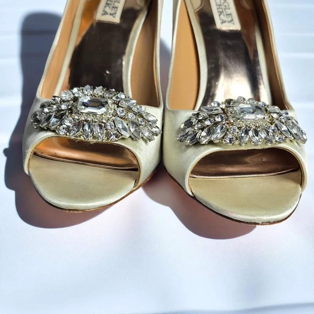 Badgley Mischka Peep Toe Heels Woman 8M Cream Rhinestone Embellished Pumps Shoes